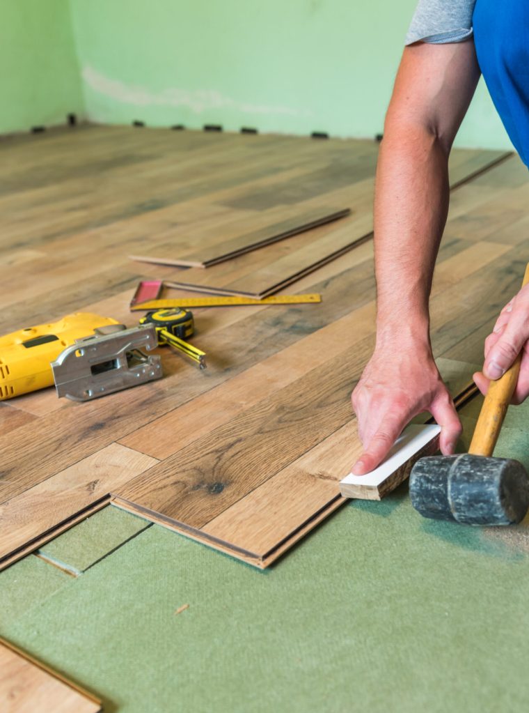 worker install the laminate floor